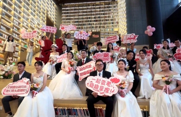 泰兴市举行“泰有喜事·爱圆湖畔”集体婚礼文明实践活动