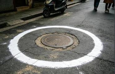 一个市民画了70个圈,一条路埋了500个井盖:底下藏着什么?