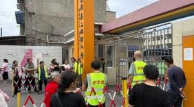 67岁老人站在校门口，手里那根器械，是谁塞给他的？