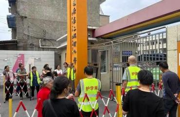 67岁老人站在校门口,手里那根器械,是谁塞给他的?