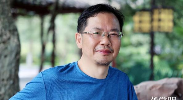 切片·呈现与三维视角——谈谈龚学明《不可靠近》一诗