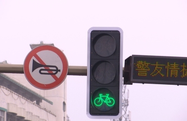 国庆路与羌溪路路口增设非机动车专用信号灯