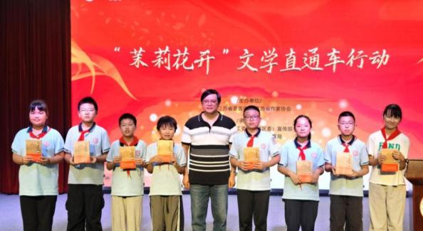 “茉莉花开”驶入无锡新吴：作家曹峰峻用红色经典滋养童心