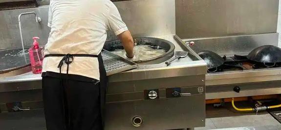 为什么每次都要等有人拿职业生涯去赌，南京孩子的饭碗才有人管？