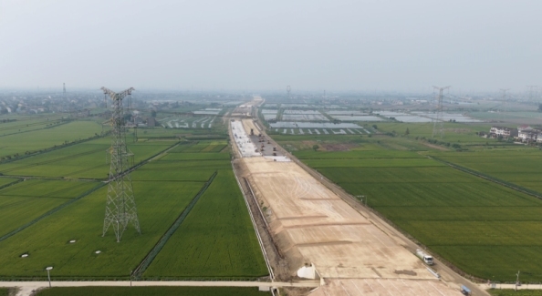 如常高速黄桥至泰兴段进入路面施工阶段
