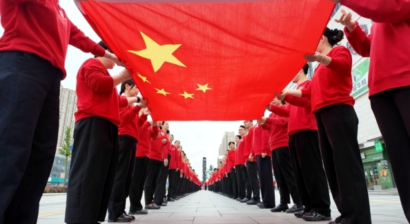 同升一面旗 齐唱一首歌 共爱一个国