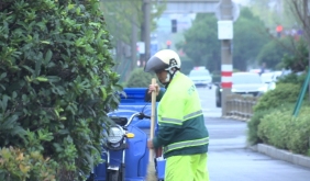 国庆坚守岗位 环卫工人守护城市洁净