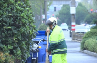 国庆坚守岗位 环卫工人守护城市洁净