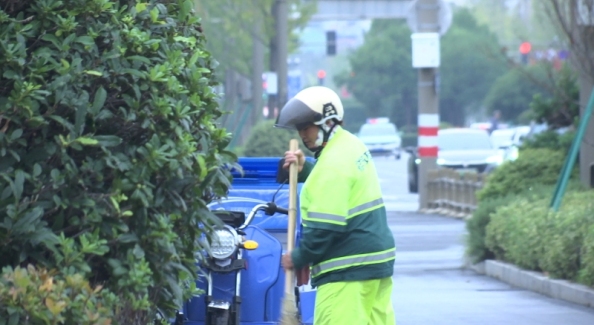 国庆坚守岗位 环卫工人守护城市洁净