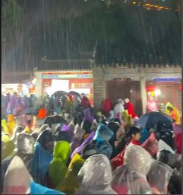晴天里的“暴雨”：一场没人淋湿的雨，为什么所有人都信了