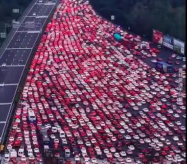 “错峰”为什么集体翻车：堵在高速上的人，从出发起就没有选择