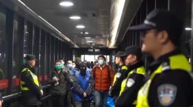 密密麻麻的红点，和那句“最缺的是人不是钱”