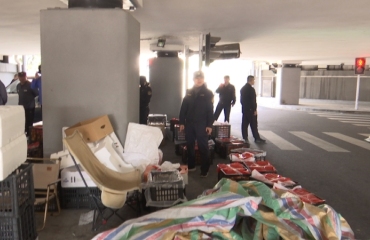 城管部门整治大庆路立交占道摊贩