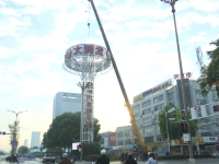 城管部门拆除路口大型高炮广告