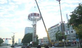 城管部门拆除路口大型高炮广告