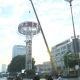 城管部门拆除路口大型高炮广告