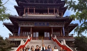 登楼赏秋，情暖重阳